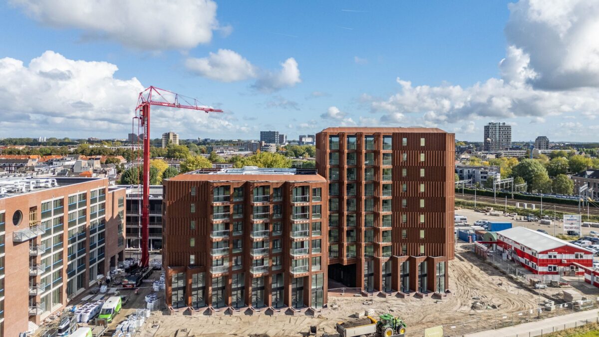 Appartementencomplexen van het project. Zichtbaar zijn twee panden van cortenstaal.